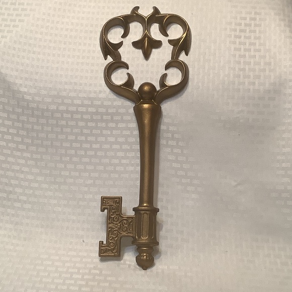 Vintage Cast Metal Brass Colored Key Wall Art - Picture 4 of 8